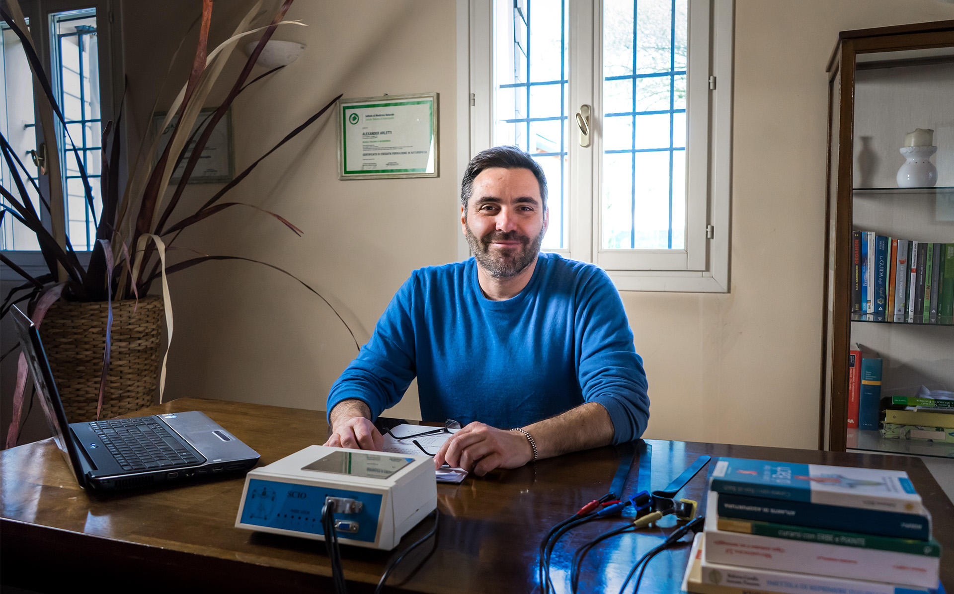 Naturopata Alexander Arletti nel suo studio a Carpi